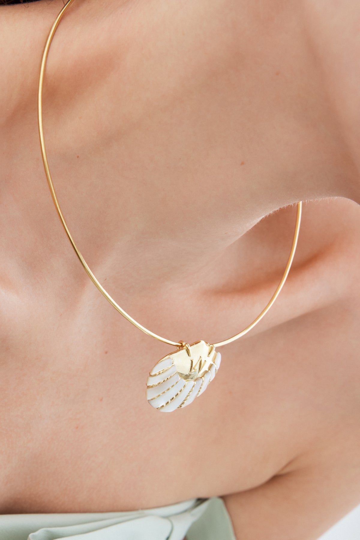 Collier torque coquillage blanc et doré
