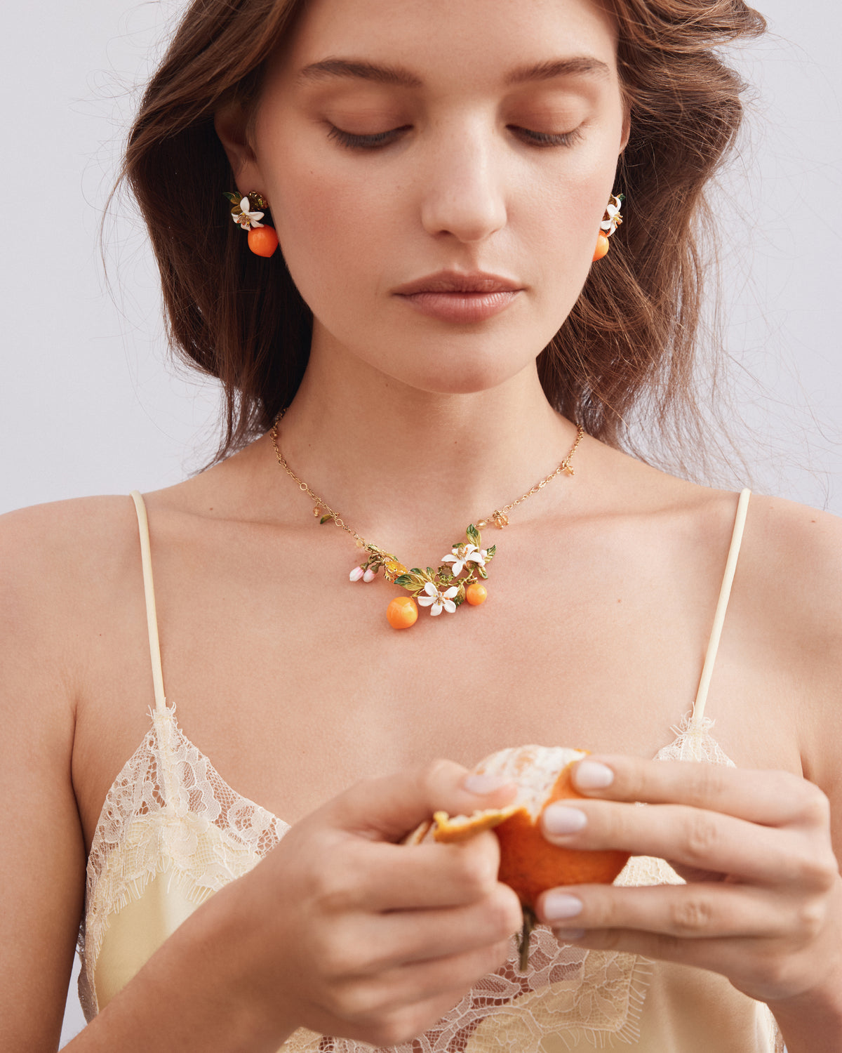 Collier plastron fleurs d'oranger et oranges