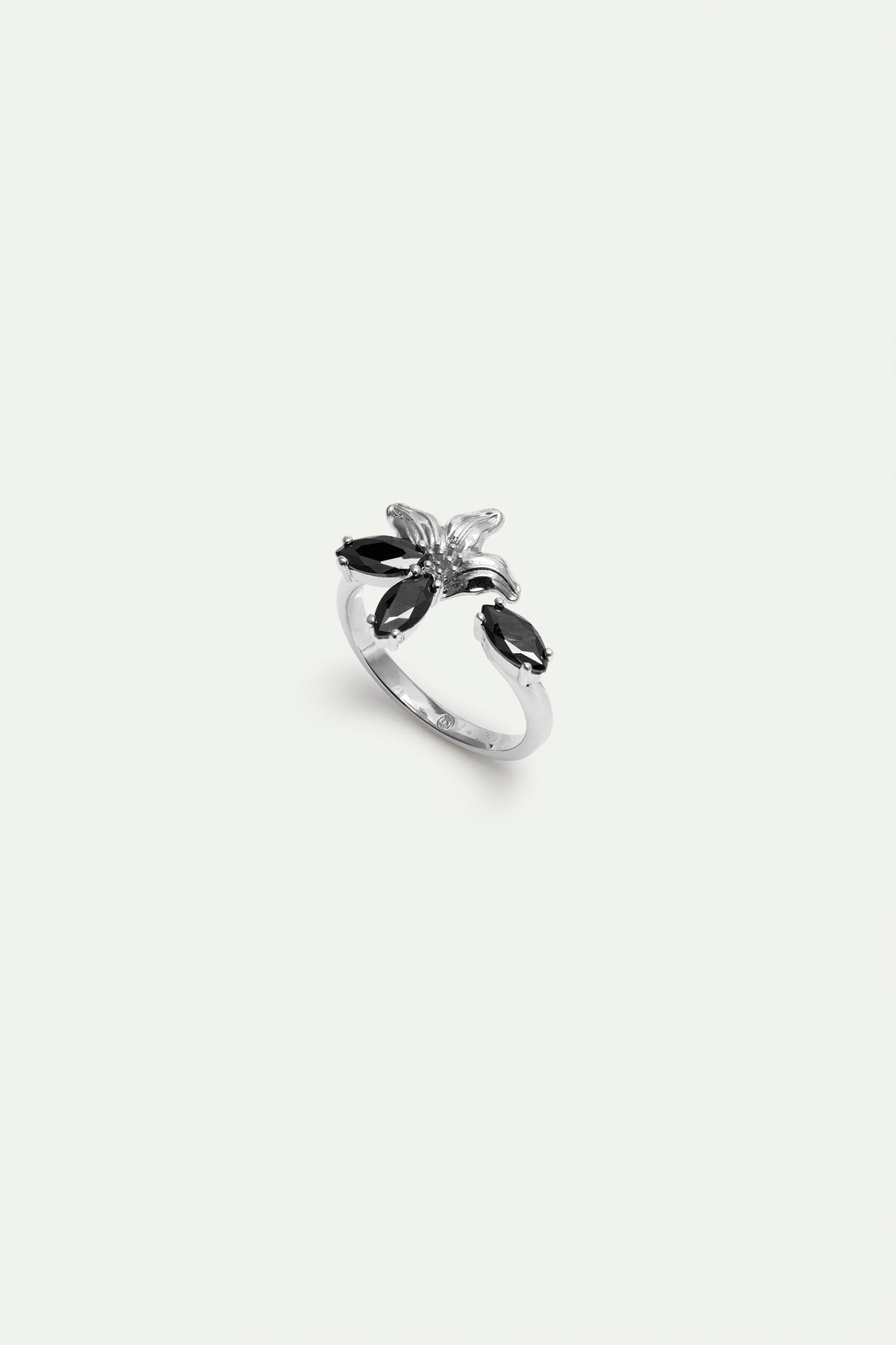 Bague ajustable argentée lys et pierres noires