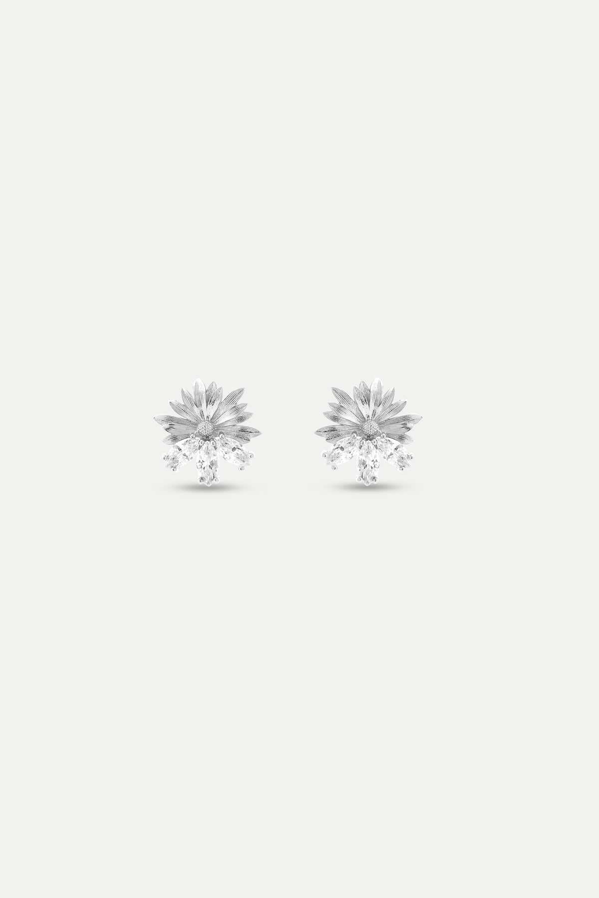 Boucles d'oreilles argentées marguerite et pierres blanches