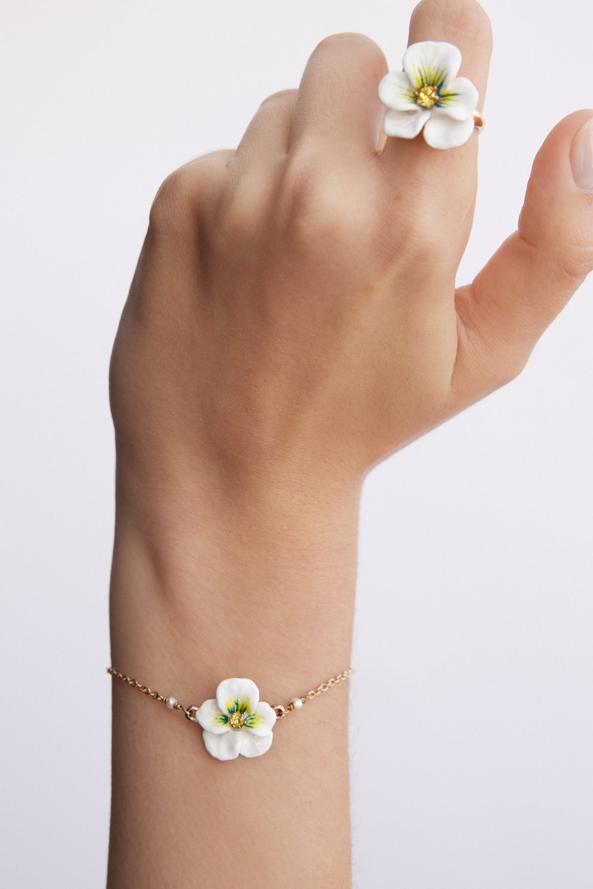 Bague cocktail pensée blanche et cristal taillé