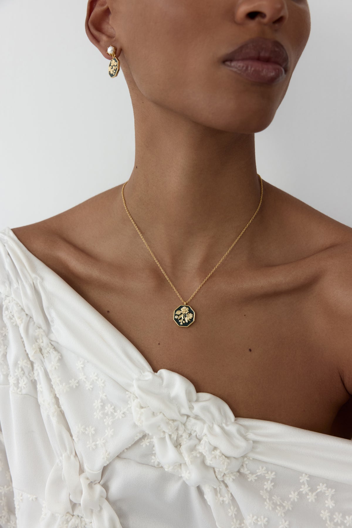 Collier pendentif médaillon noir et doré pivoine