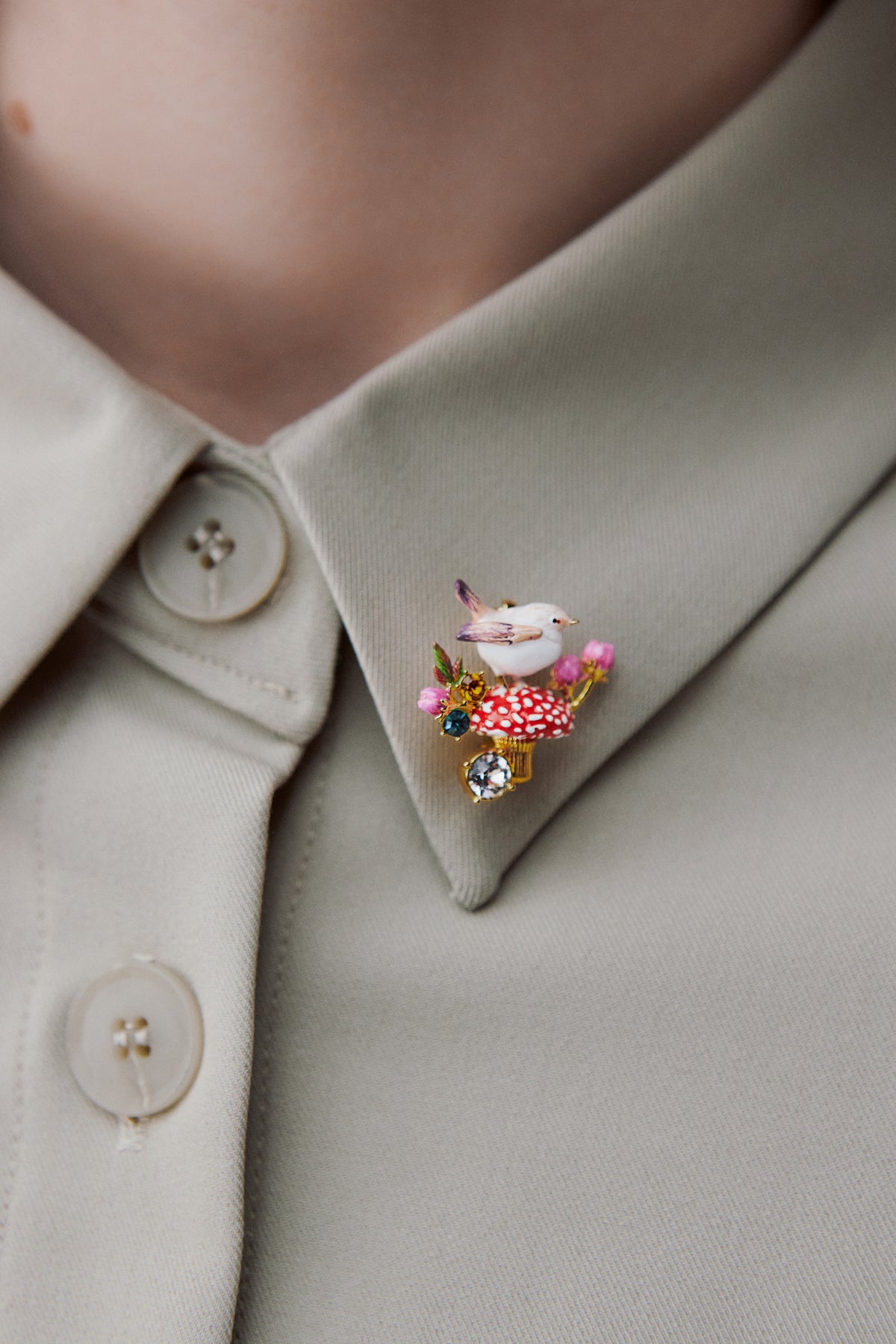 Broche plectrophane des neiges et champignon, bouton de rose et cristaux