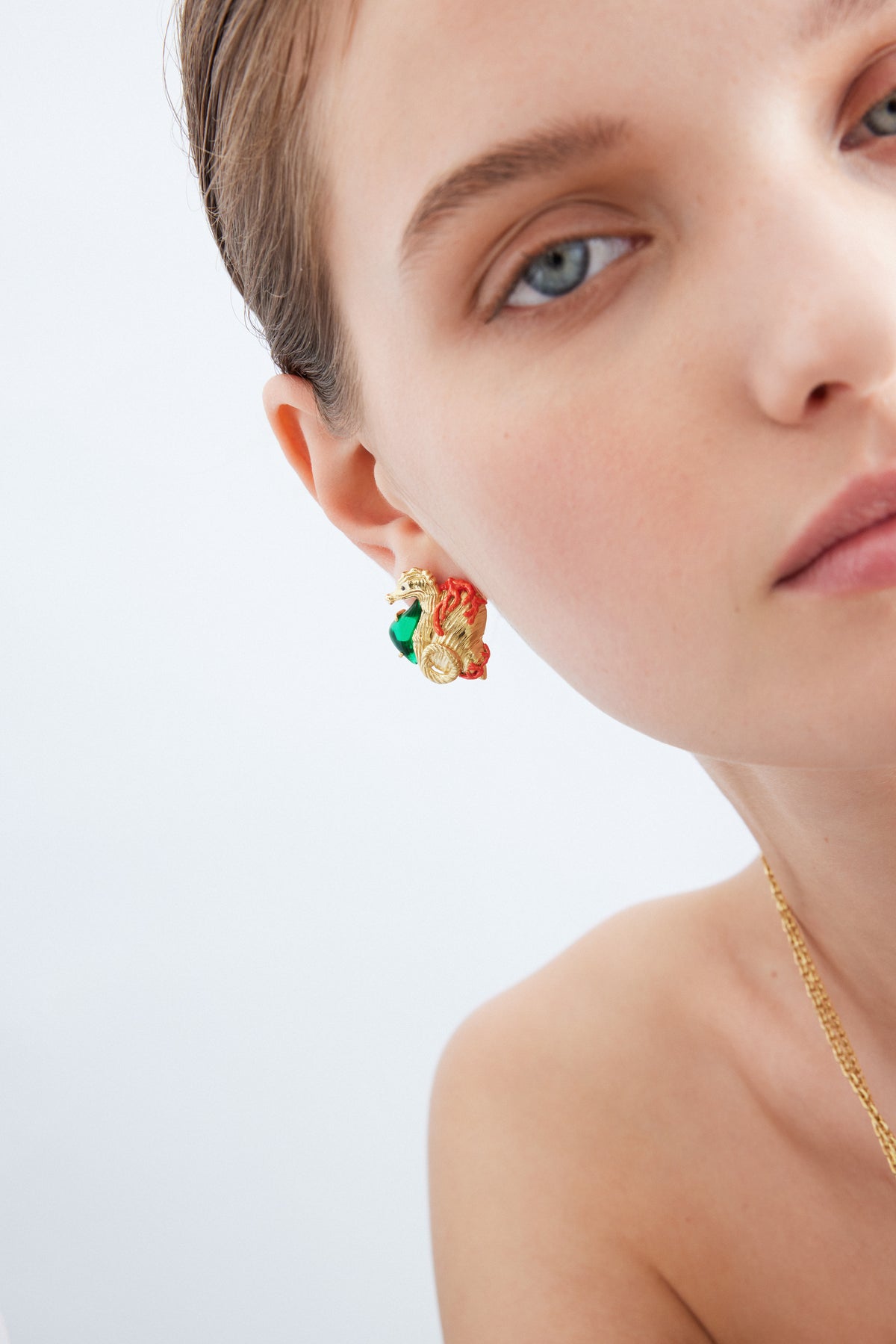 Boucles d'oreilles hippocampe doré et pierre verte
