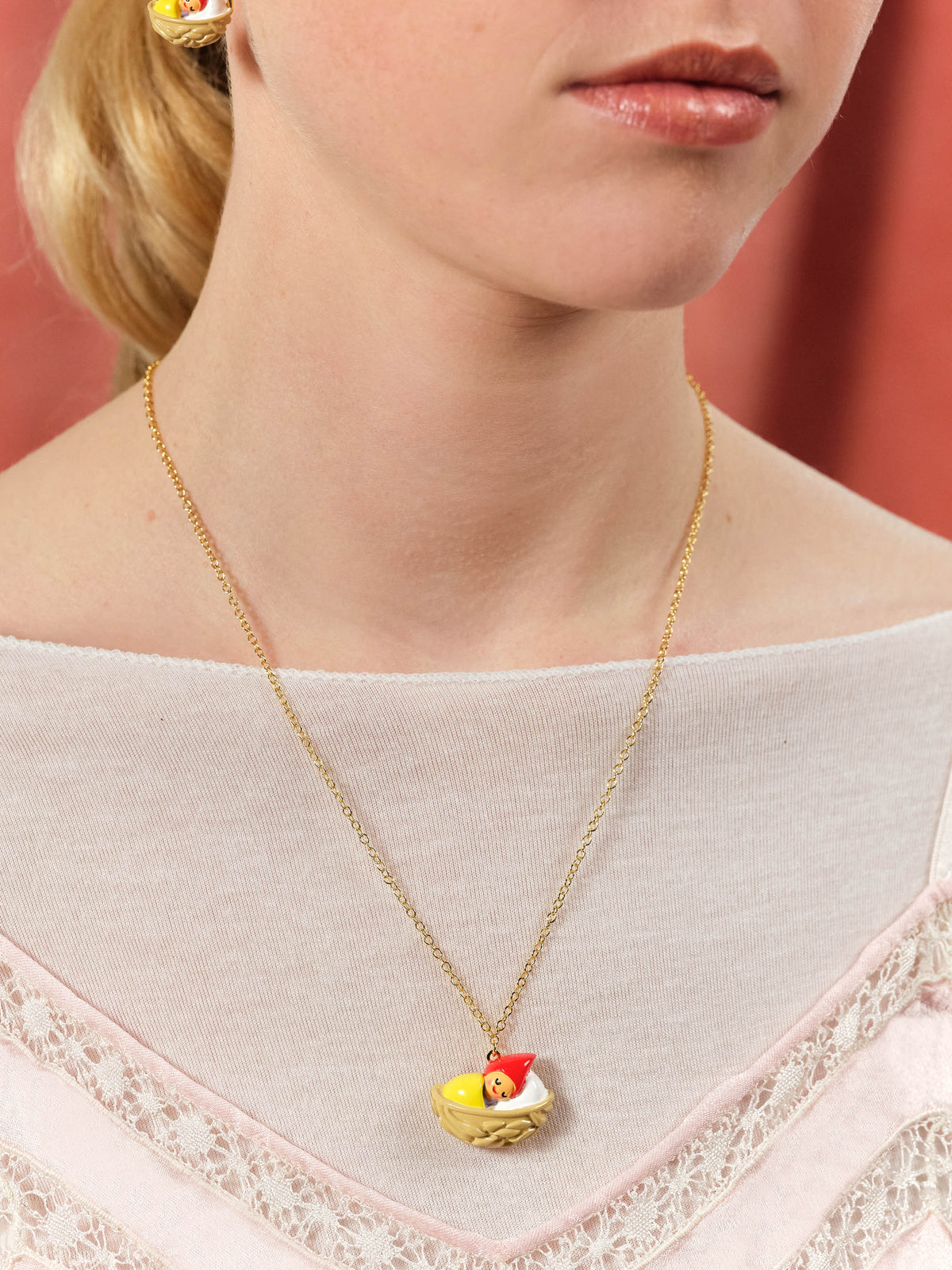Collier pendentif coquille de noix et enfant nain de jardin