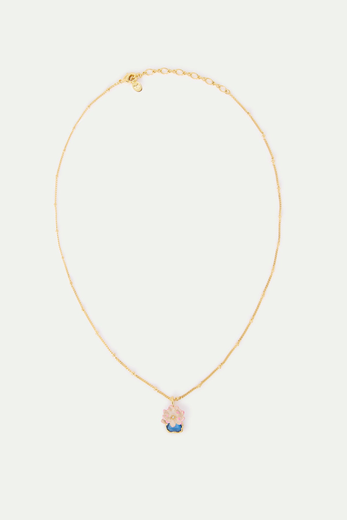 Collier pendentif nymphéa rose et pierre ronde bleue