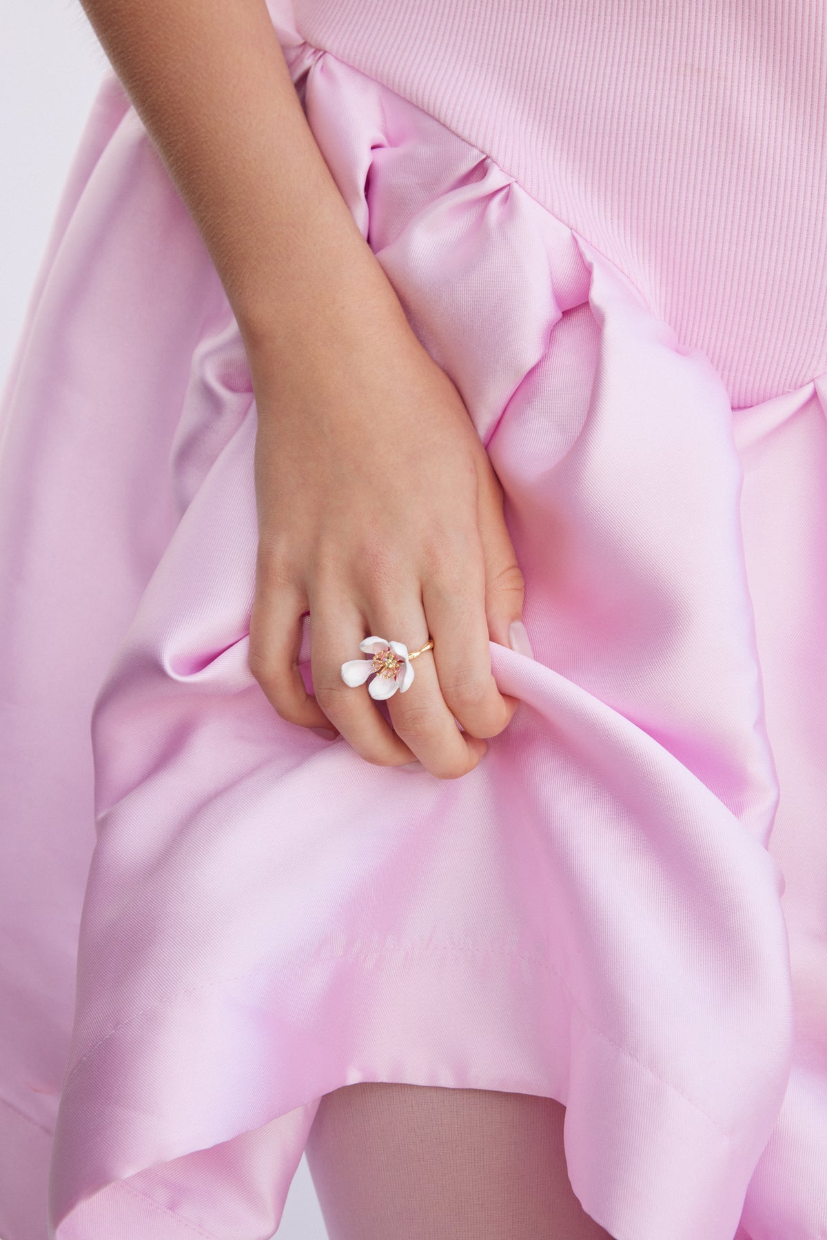 Bague ajustable fleur blanche du japon et pétale