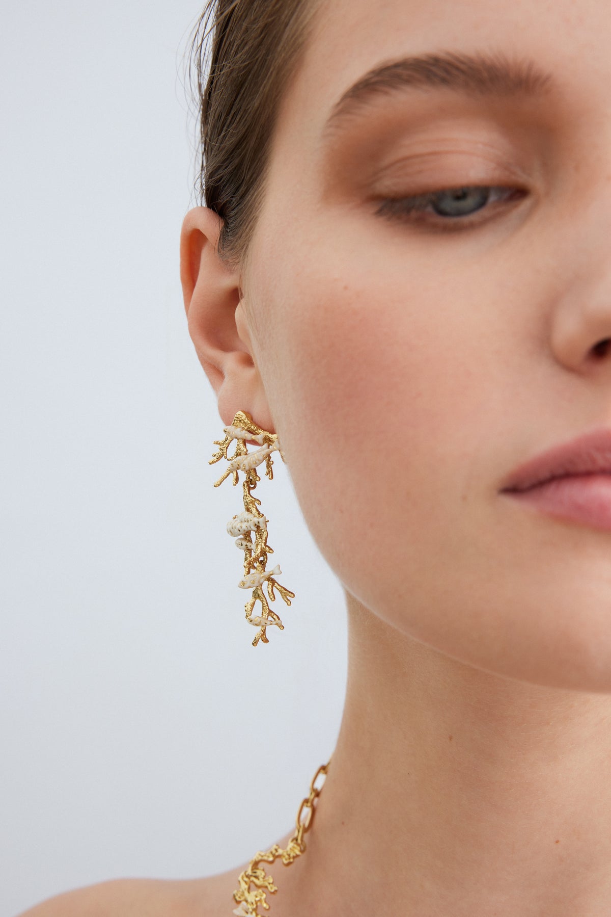 Boucles d'oreilles pendantes coraux dorés et poissons blancs