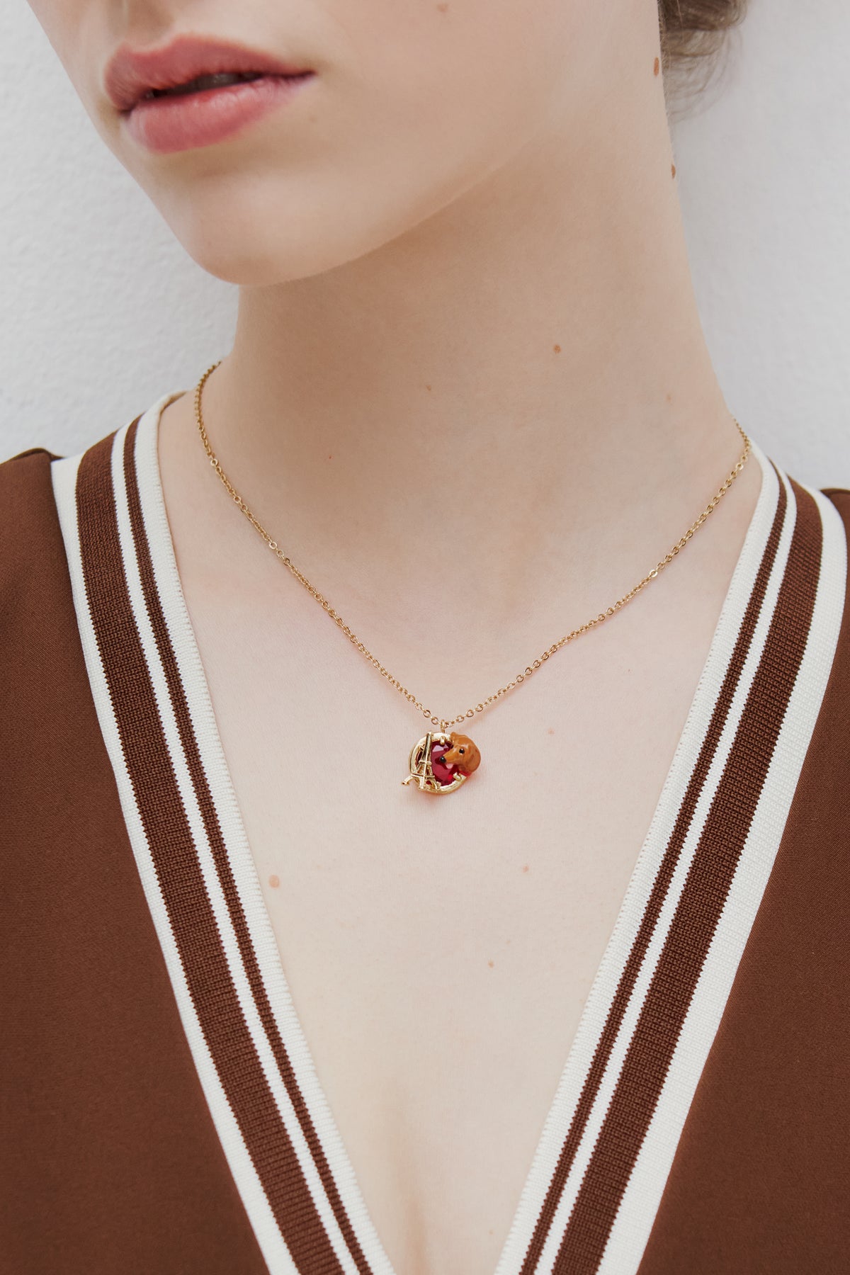 Collier pendentif teckel, tour Eiffel, pierre ronde rouge