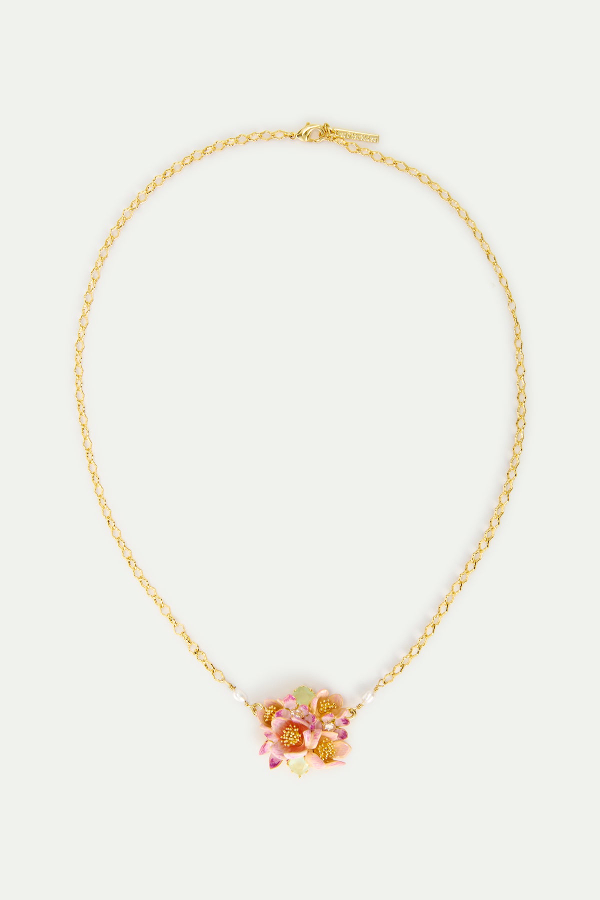 Collier plastron bouquet d'hellébores roses et pierres vertes