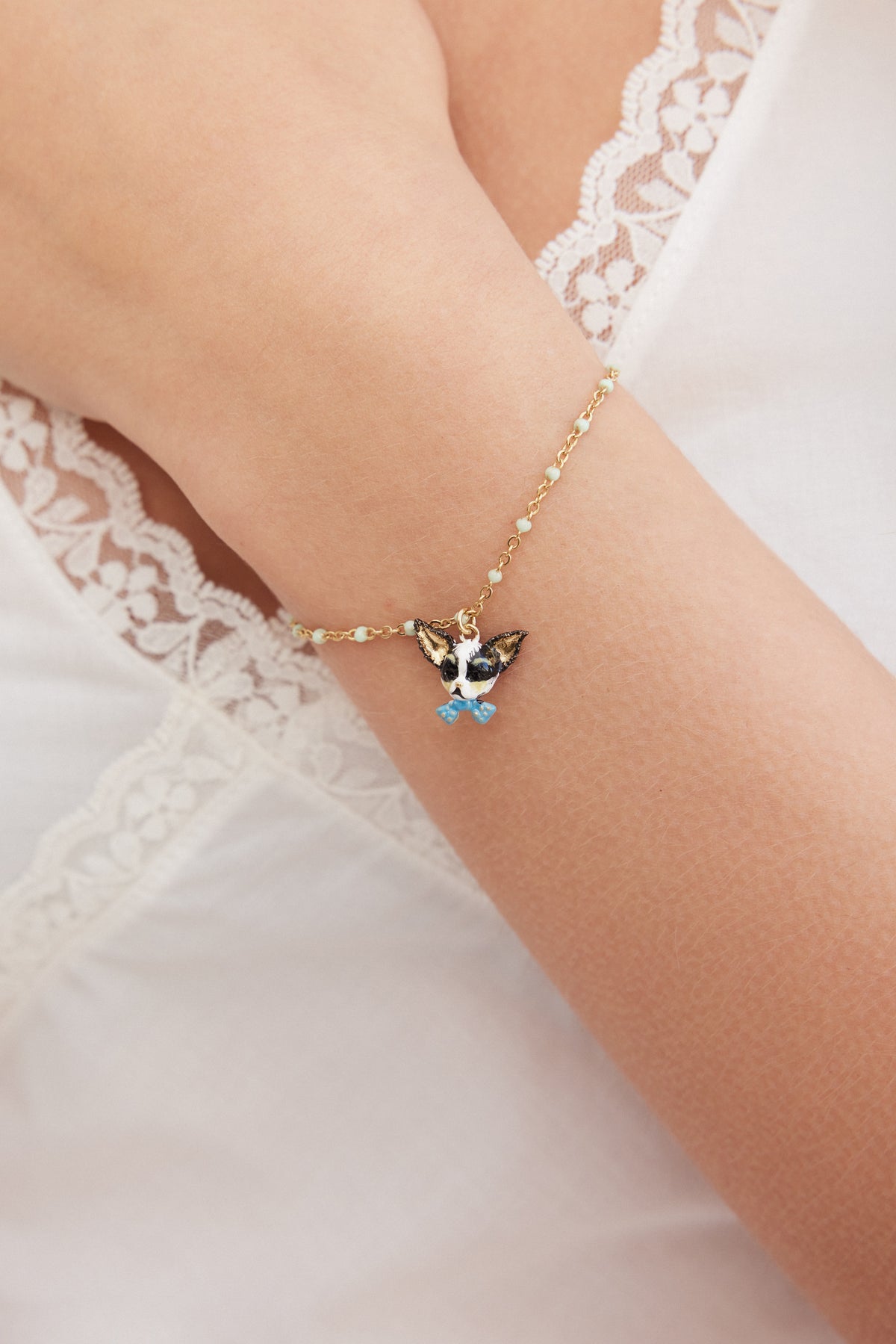 Bracelet fin Chihuahua et noeud papillon bleu