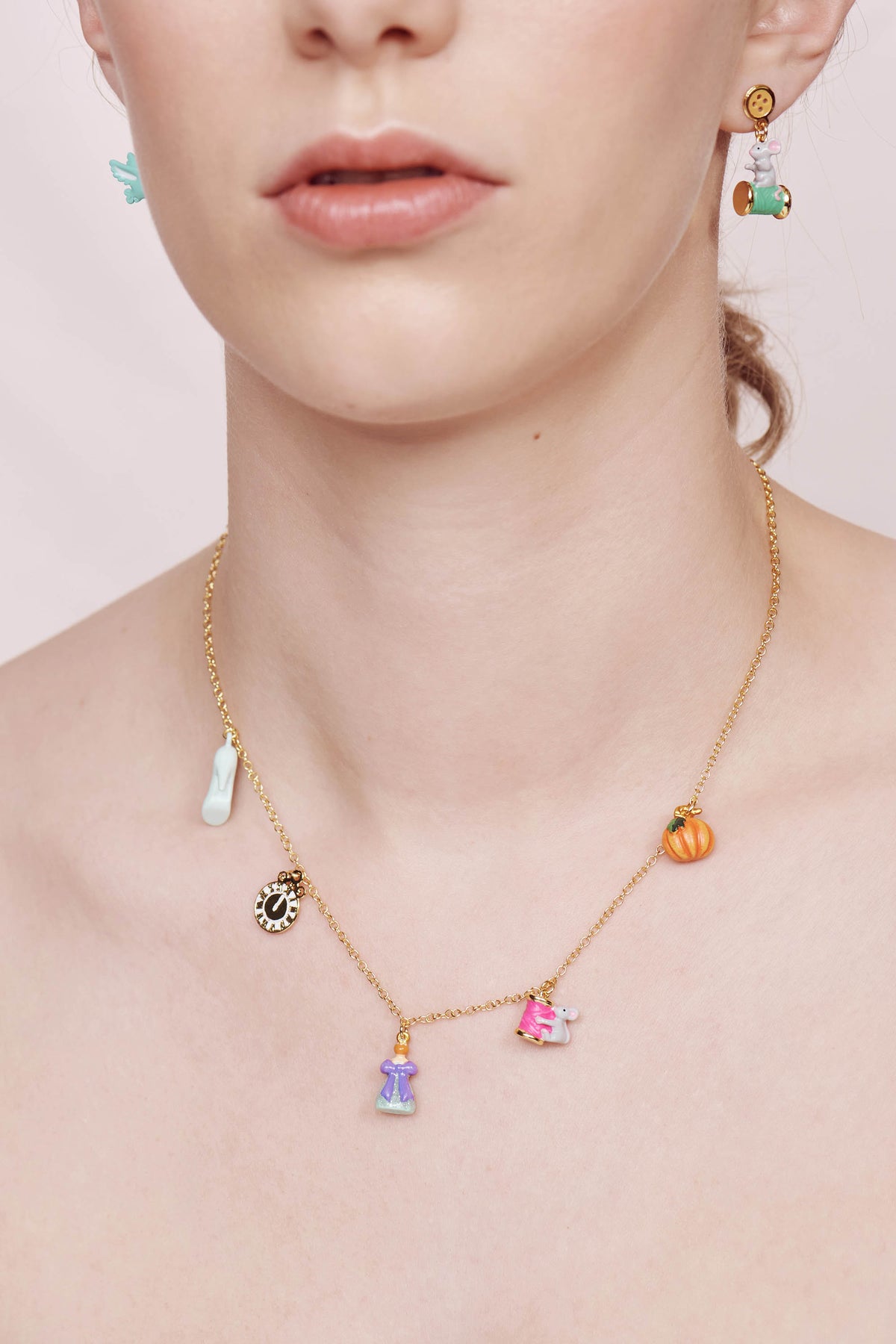 Collier pendentif citrouille, souris et bobine de fil, cendrillon, horloge et soulier