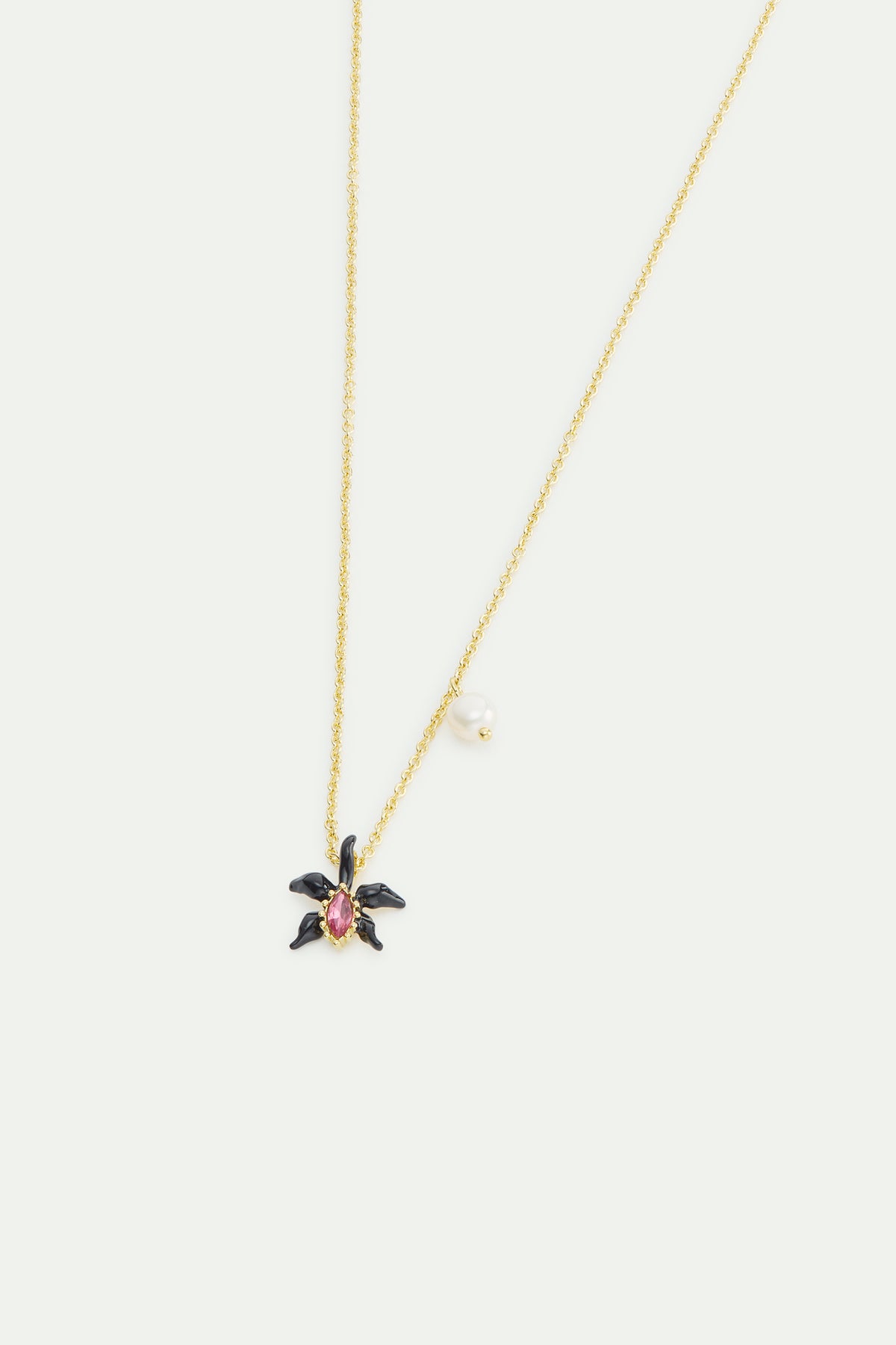 Collier fin pendentif orchidée noire, cristal facetté rose et perle de culture.