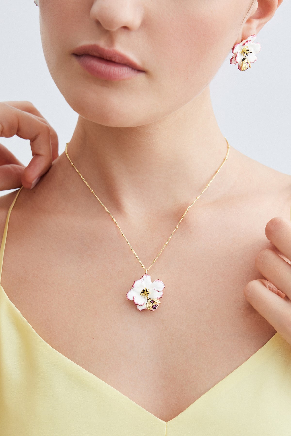 Boucles d'oreilles asymétriques cosmos blanche et rose et abeille dorée
