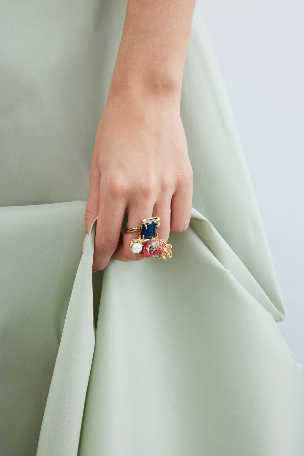 Bague ajustable dorée pierre bleue carrée, corail et perle