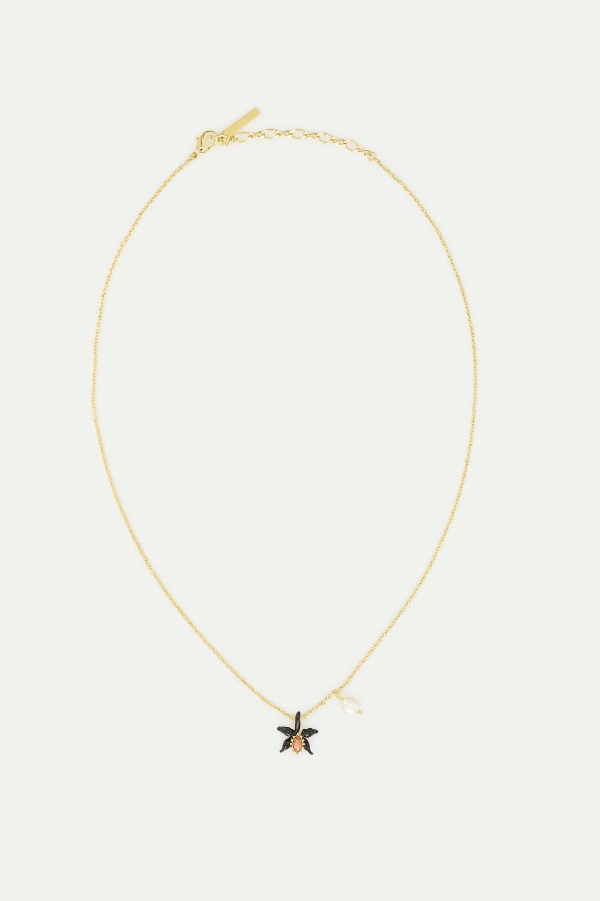 Collier fin pendentif orchidée noire, cristal facetté rose et perle de culture.