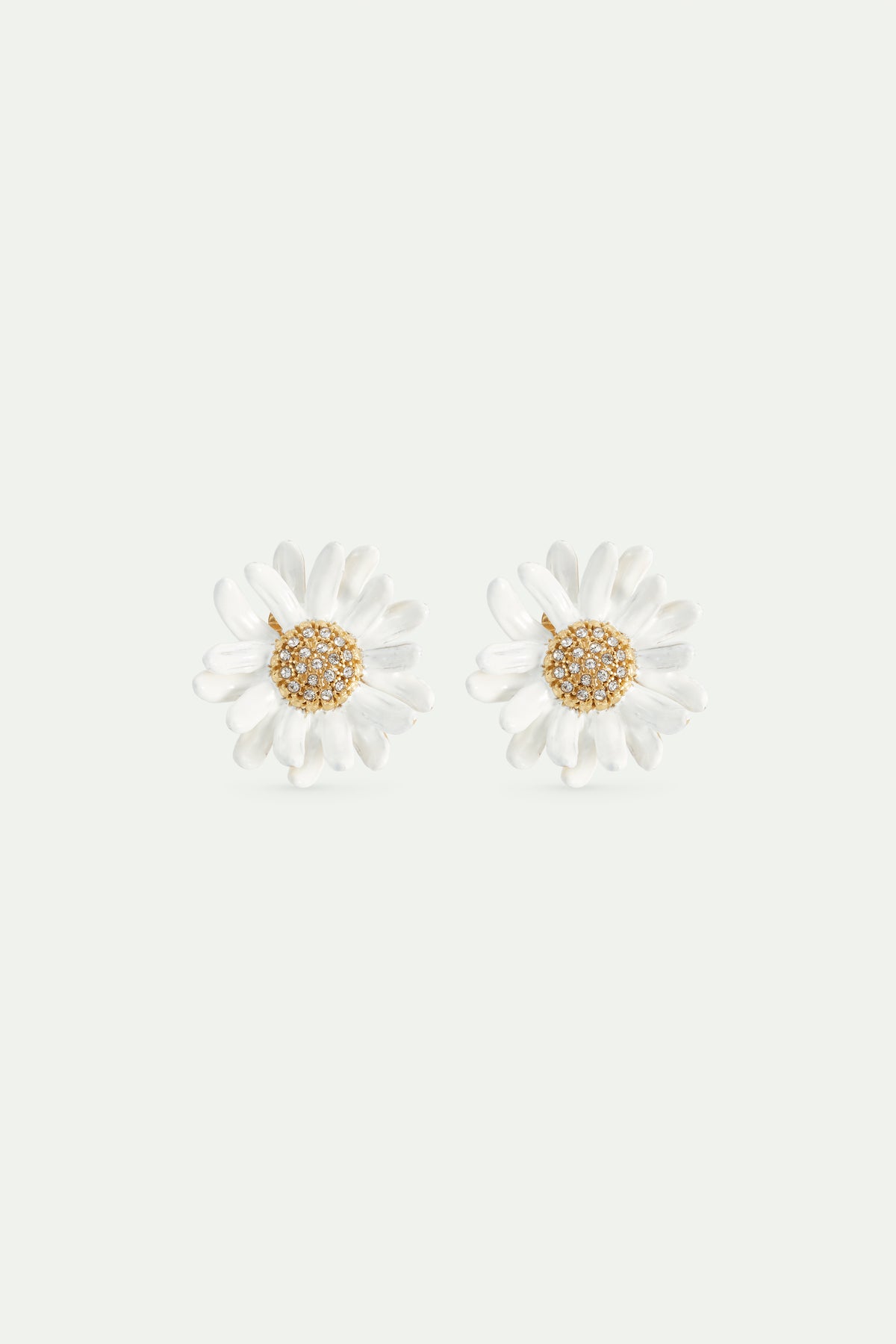 White and gold daisy earrings with a pavé heart