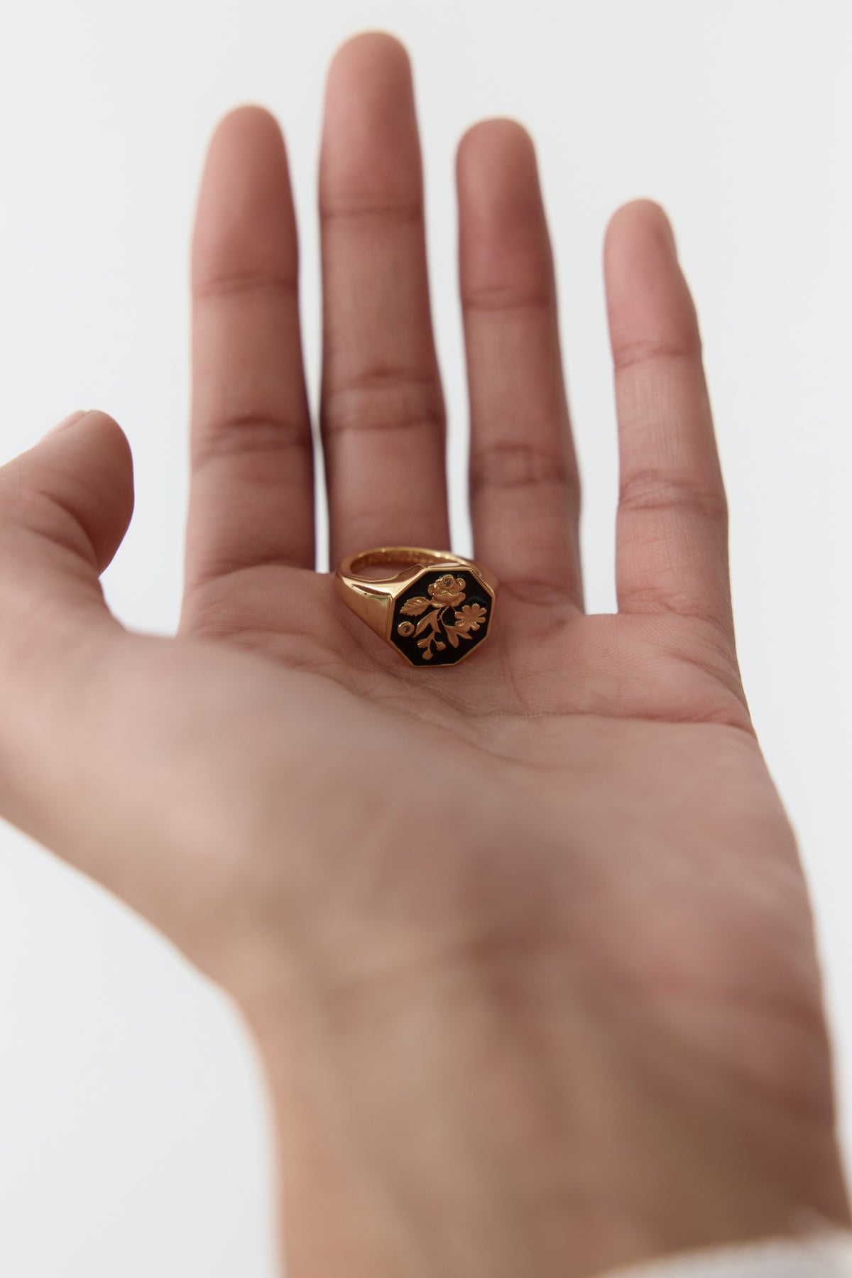Bague chevalière médaillon noir et doré pivoine