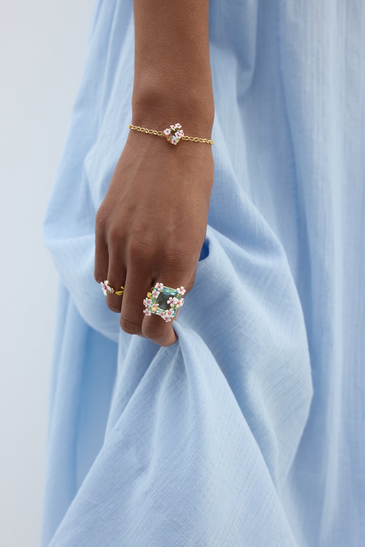 Bague ajustable aubépine blanche et rose et cristal bleu