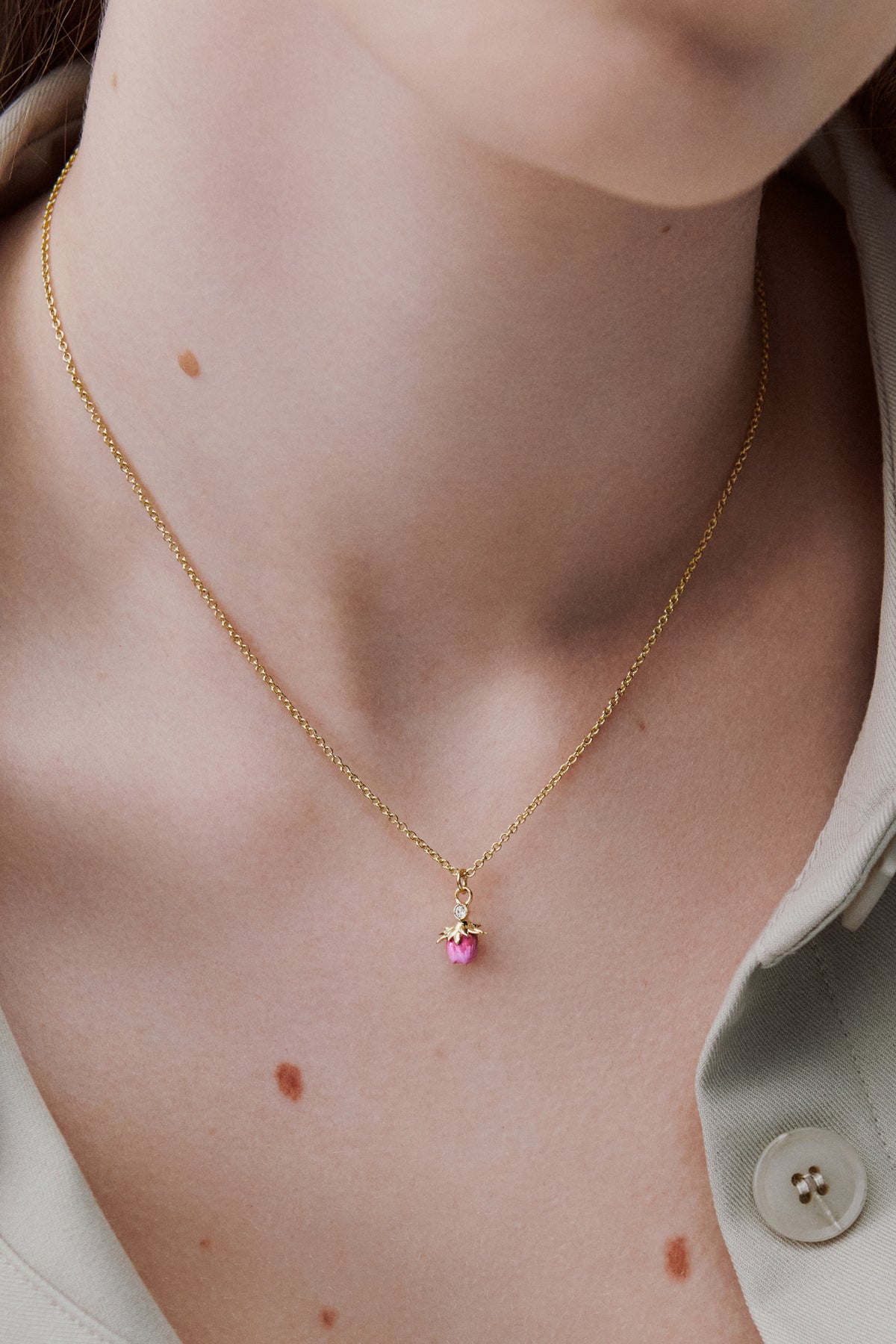 Collier pendentif bouton de rose et cristal blanc