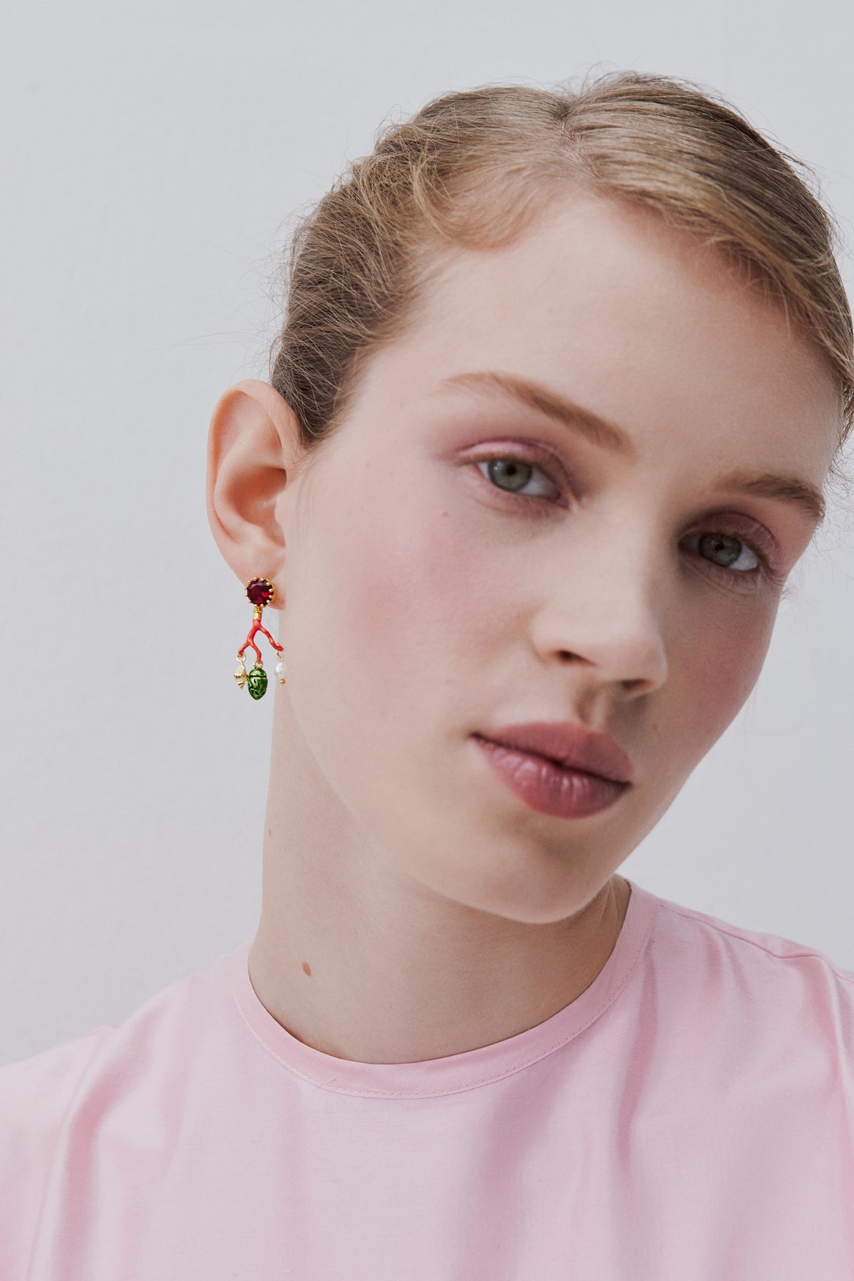 Boucles d'oreilles tiges corail, pierre facettée rouge, perle de culture, cétoine verte et coquillage doré