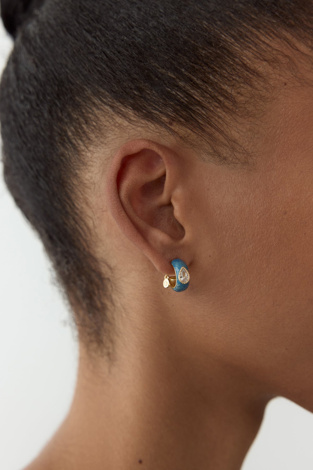 Boucles d'oreilles créoles bleues et pierre taillée