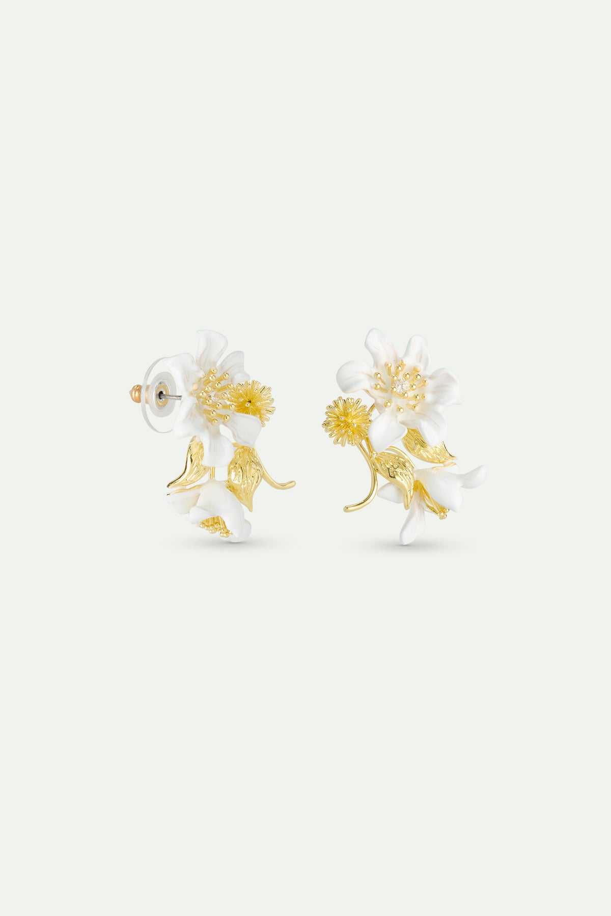 Boucles d'oreilles grande fleur de clématite blanche, feuilles de laurier et corête du japon