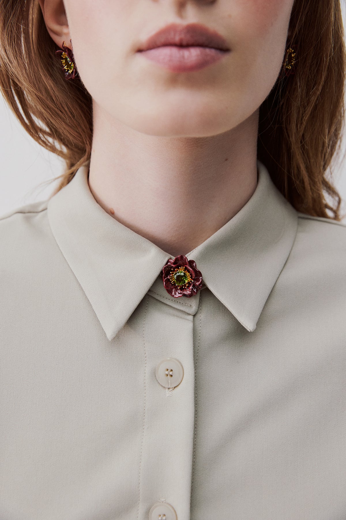 Broche fleur d'anémone bordeaux et pierre facettée verte