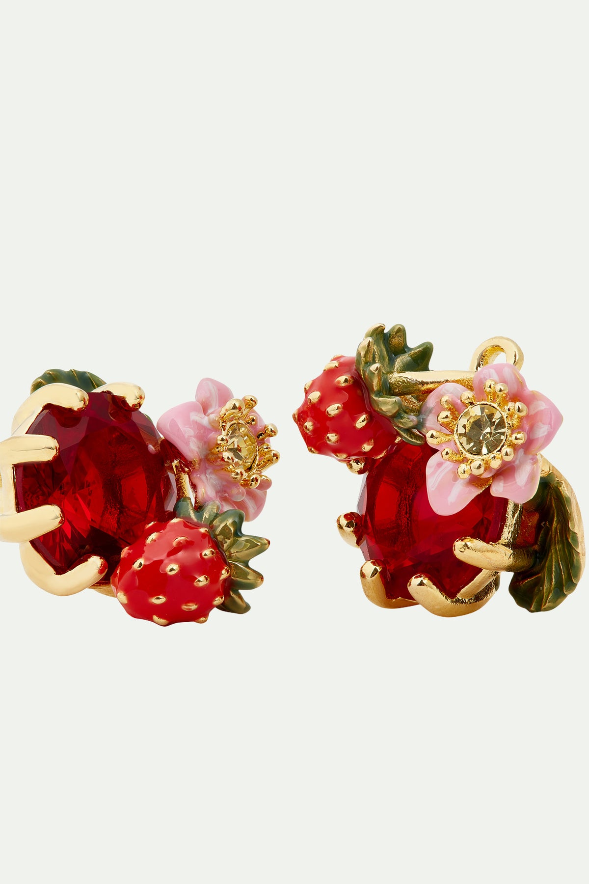 Boucles d’oreilles dormeuses fraise des bois et pierre rouge