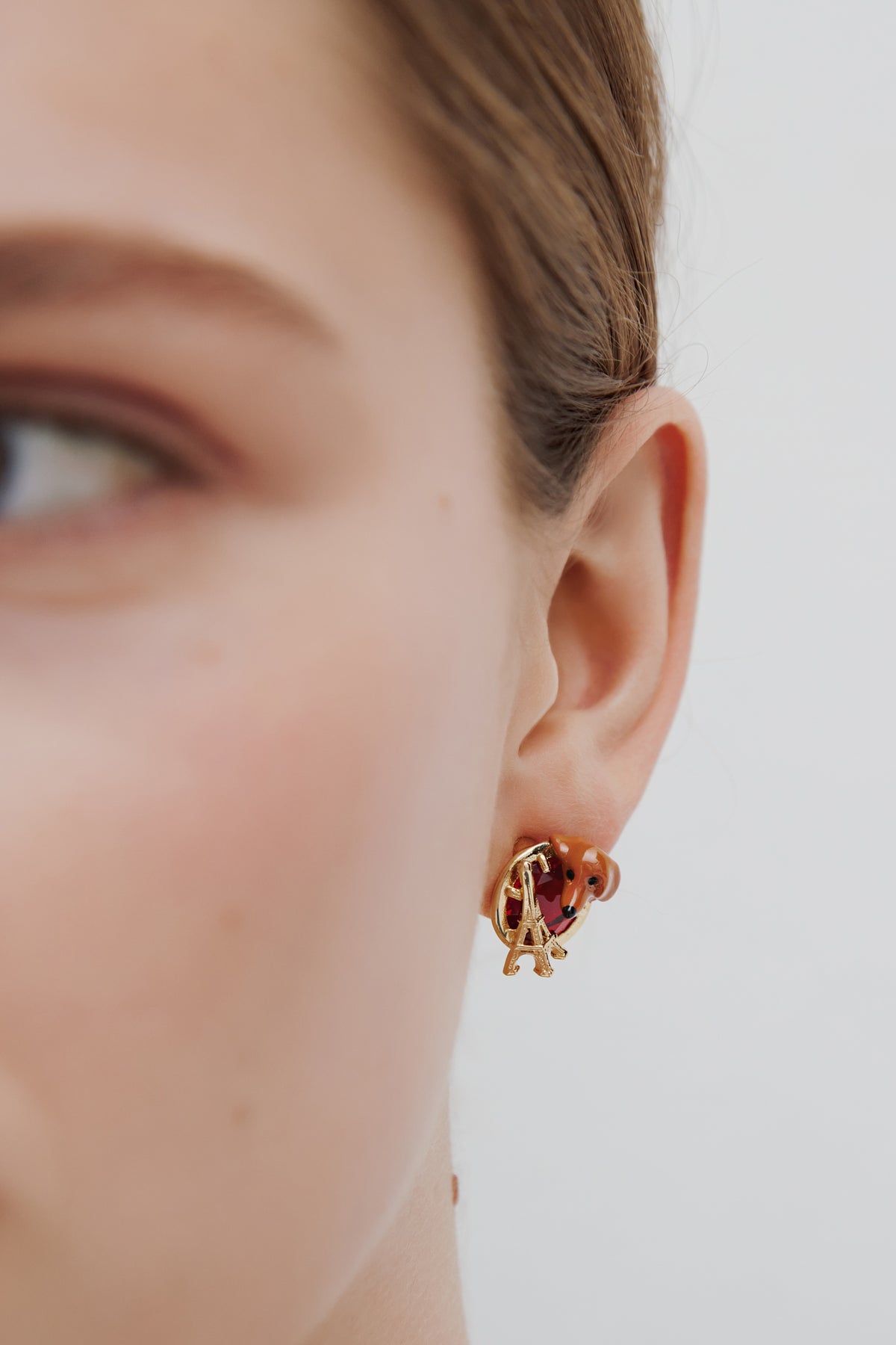Boucles d'oreilles tiges teckel, tour Eiffel, pierre ronde rouge