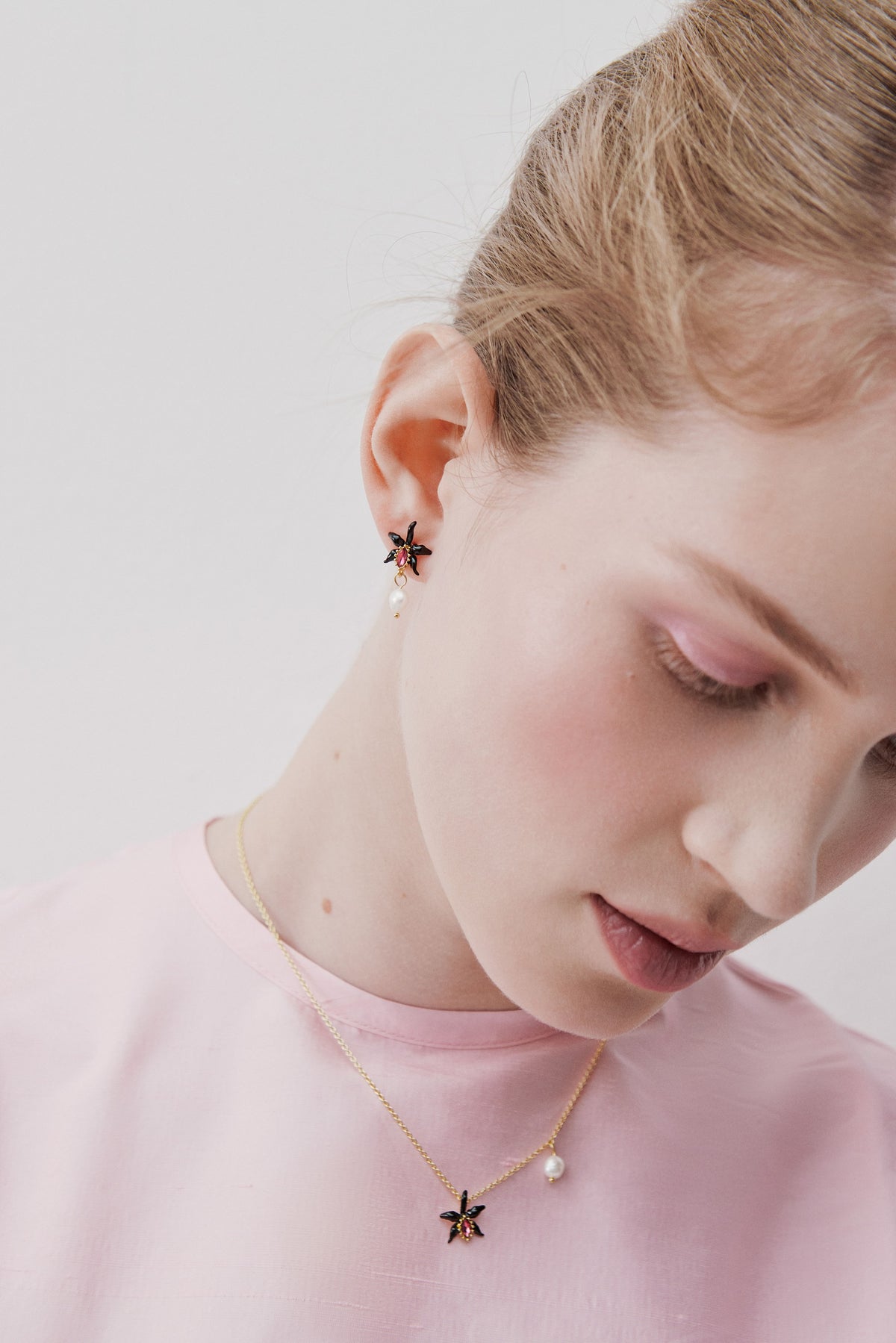 Collier fin pendentif orchidée noire, cristal facetté rose et perle de culture.