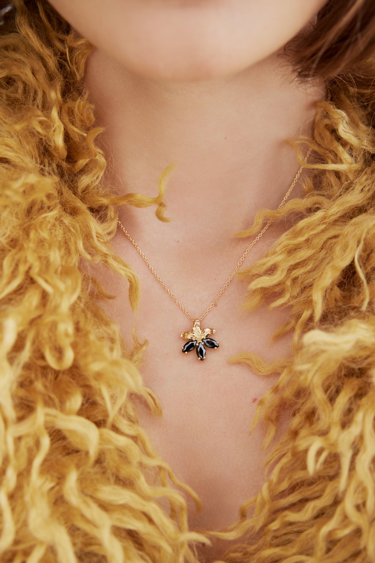 Collier pendentif doré fleur de lys et pierres noires